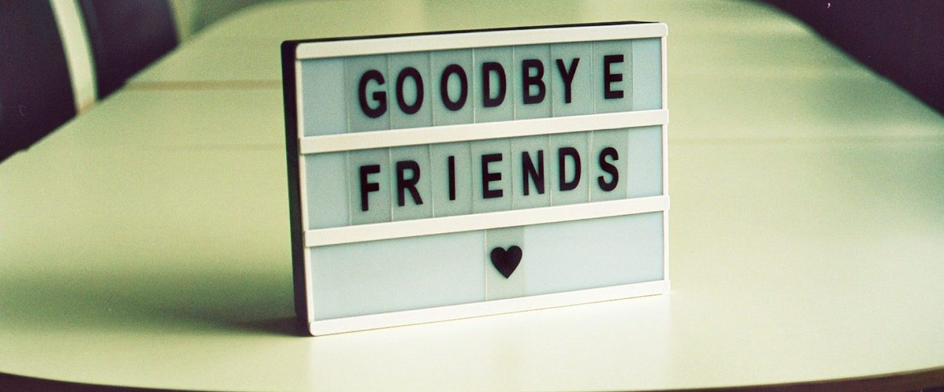 Tafelnachricht: "Goodbye Friends" mit Herzsymbol.