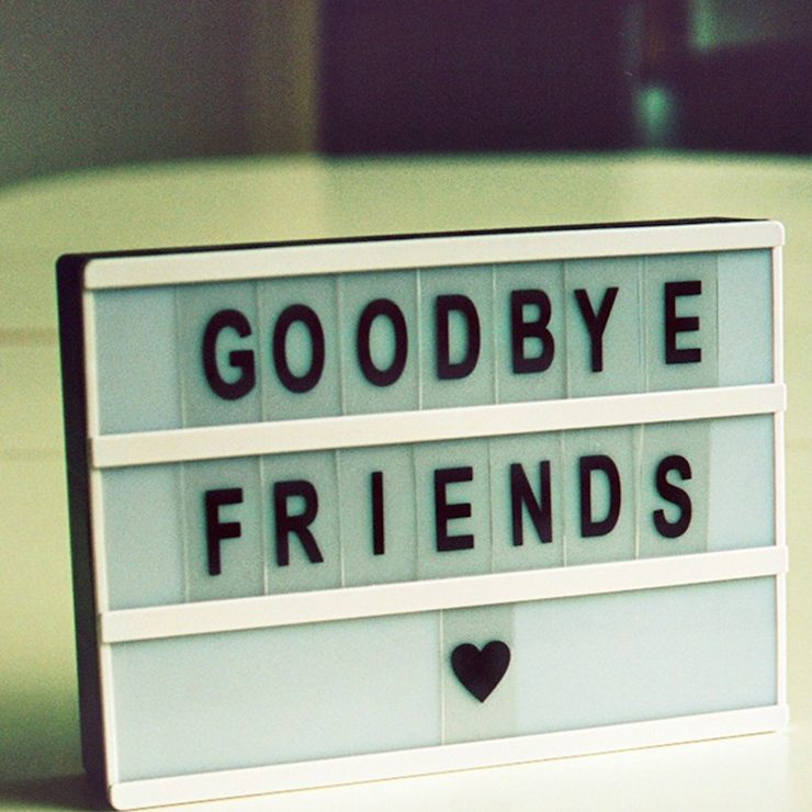 Lichttafel mit der Aufschrift "GOODBYE FRIENDS" und einem Herz.