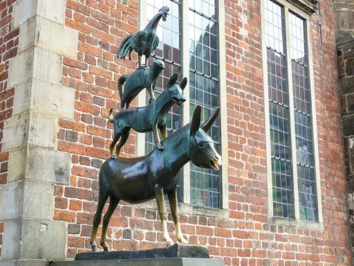 Bronzeskulptur der Bremer Stadtmusikanten, bestehend aus Esel, Hund, Katze und Hahn.